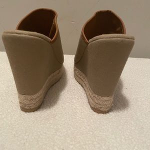 Beige/tan Tory Burch wedges size 5.5 EUC